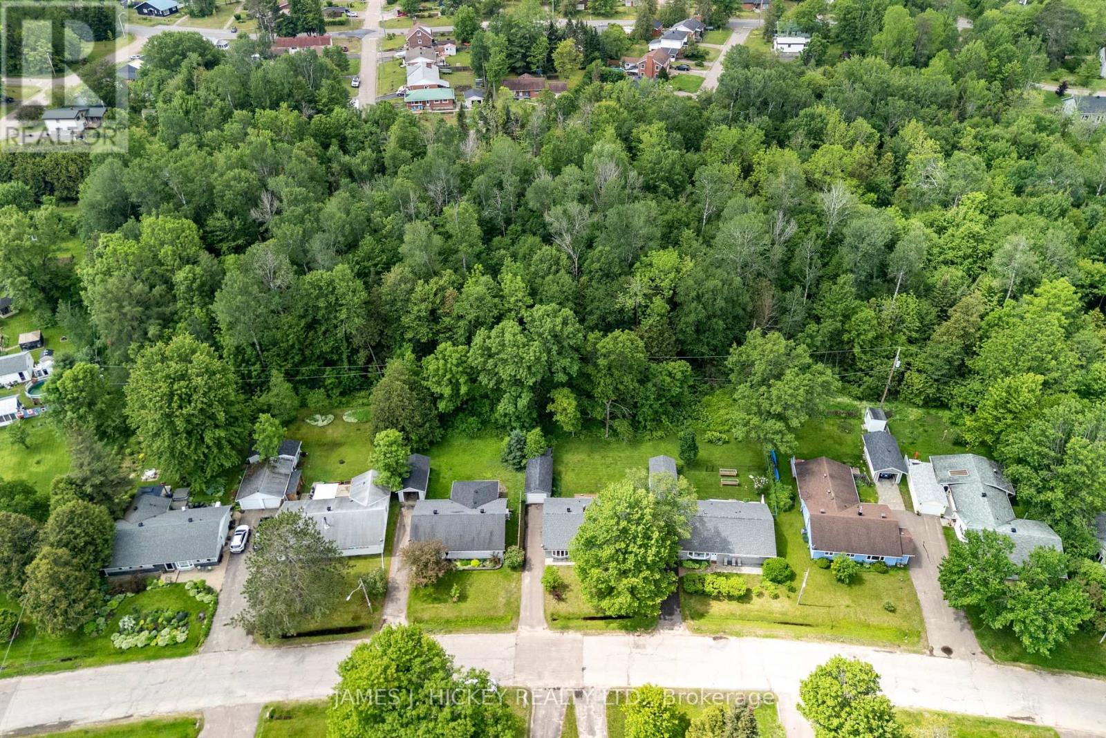 80 Beach Avenue, Deep River, ON