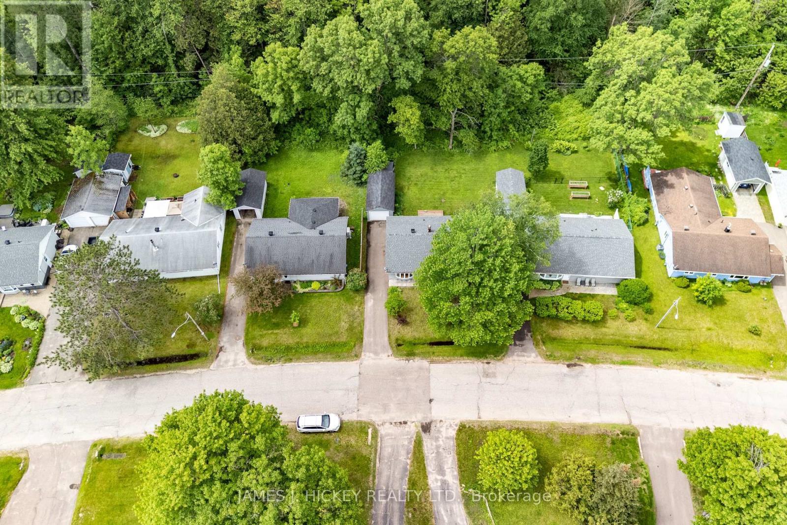 80 Beach Avenue, Deep River, ON