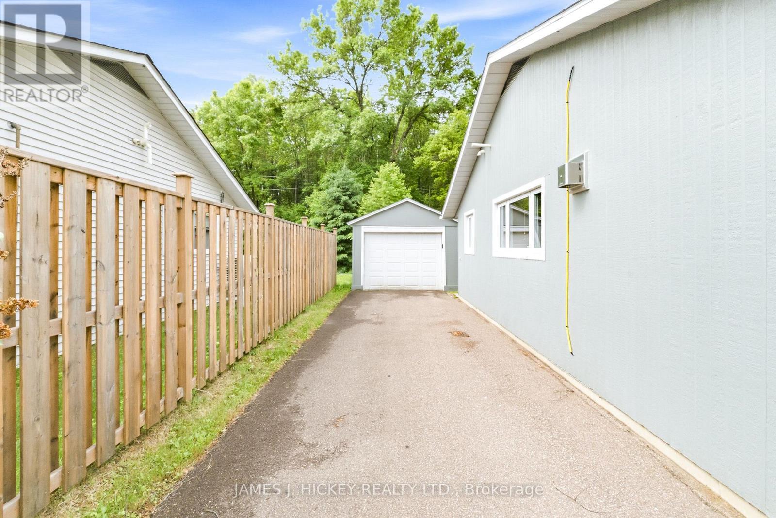 80 Beach Avenue, Deep River, ON