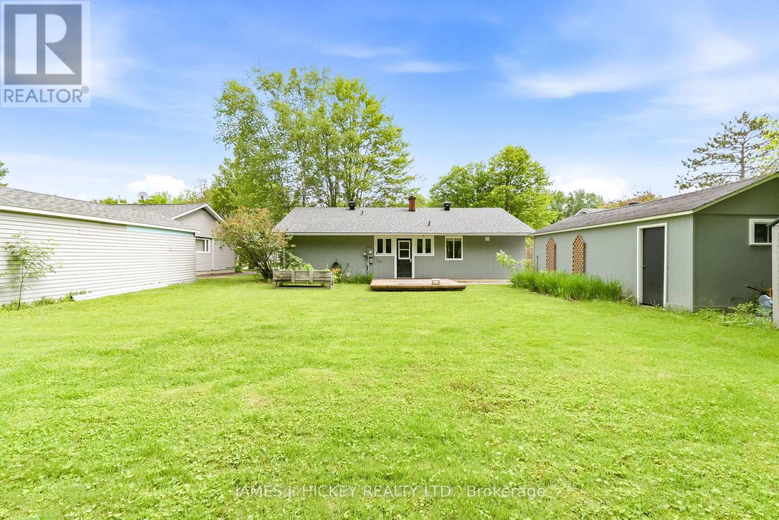 80 Beach Avenue, Deep River, ON