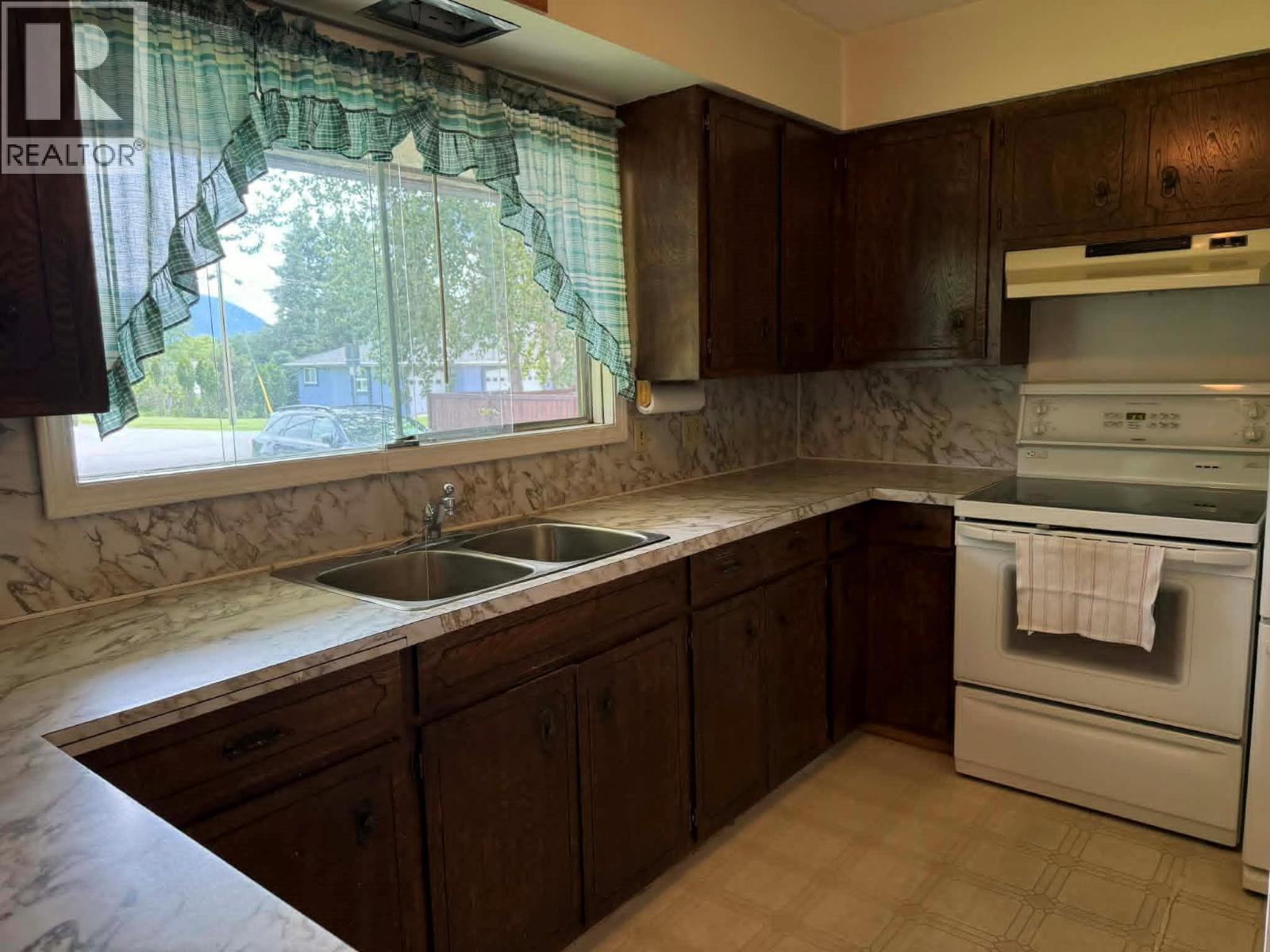 1003 Bridgeview Crescent, Castlegar, BC