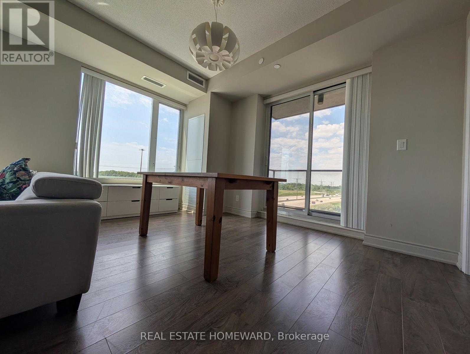 915 - 325 South Park Road, Markham, ON