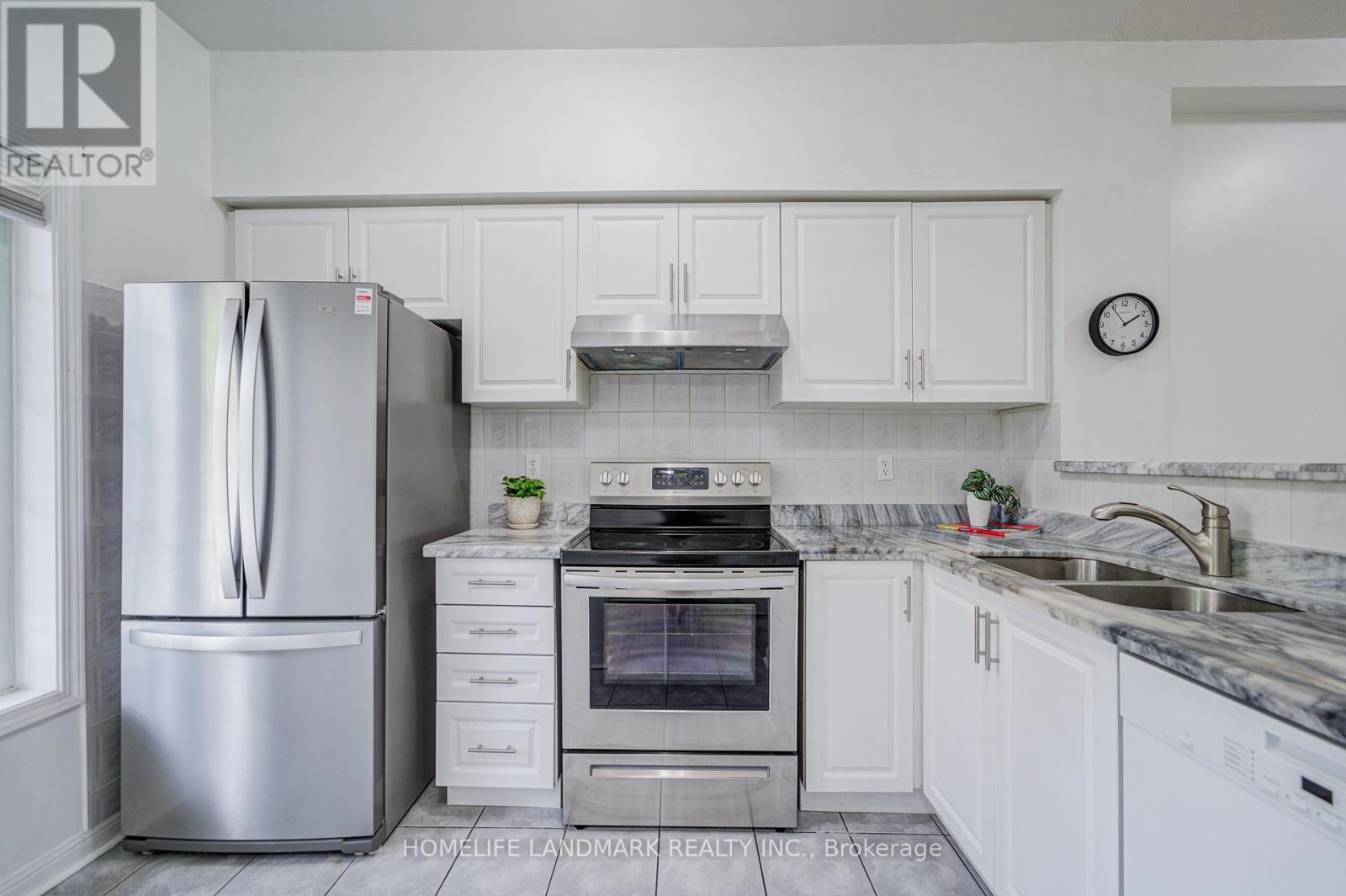 6 - 10 St Moritz Way, Markham, ON - Indoor Photo Showing Kitchen With Double Sink With Upgraded Kitchen