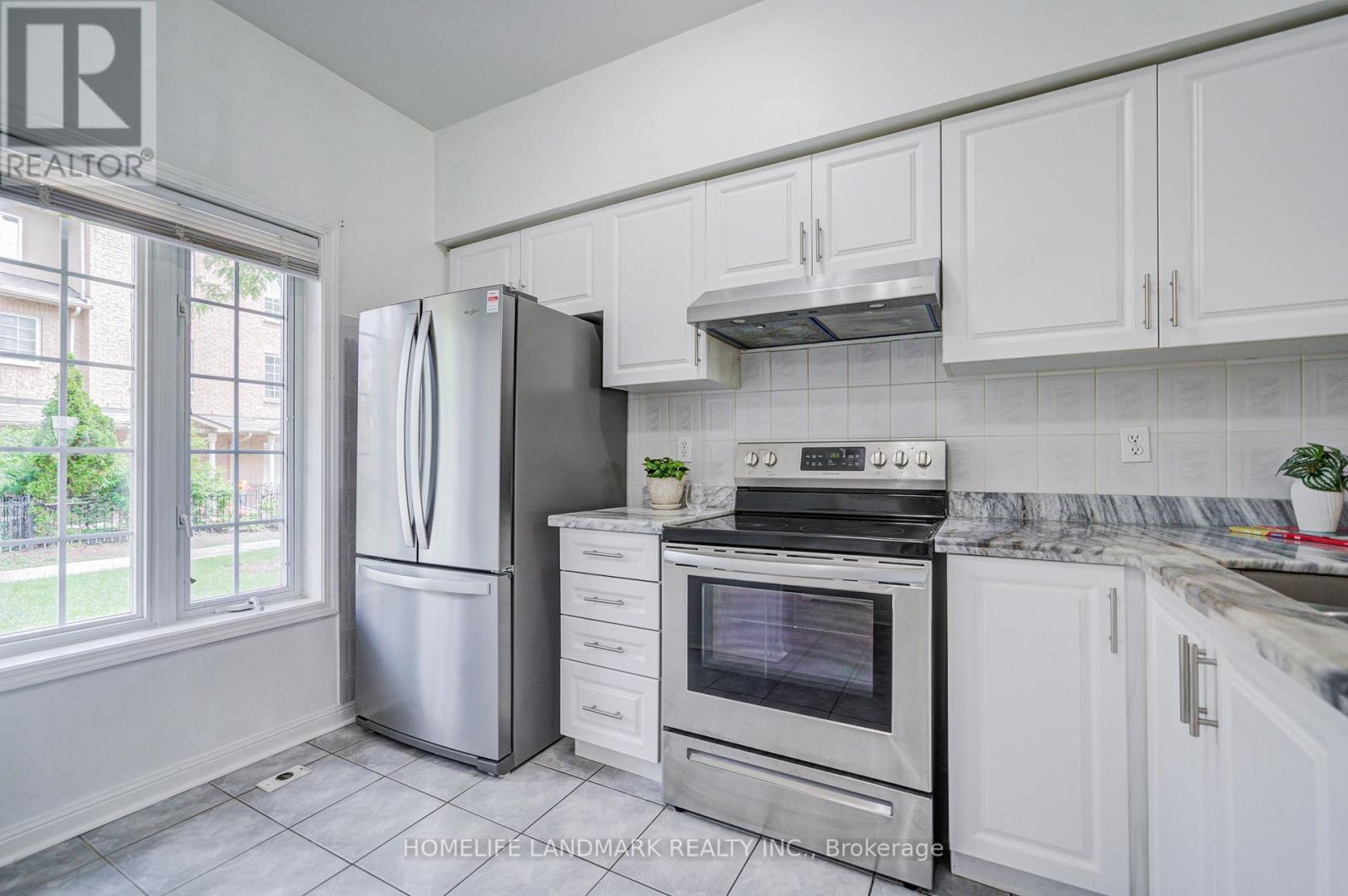 6 - 10 St Moritz Way, Markham, ON - Indoor Photo Showing Kitchen