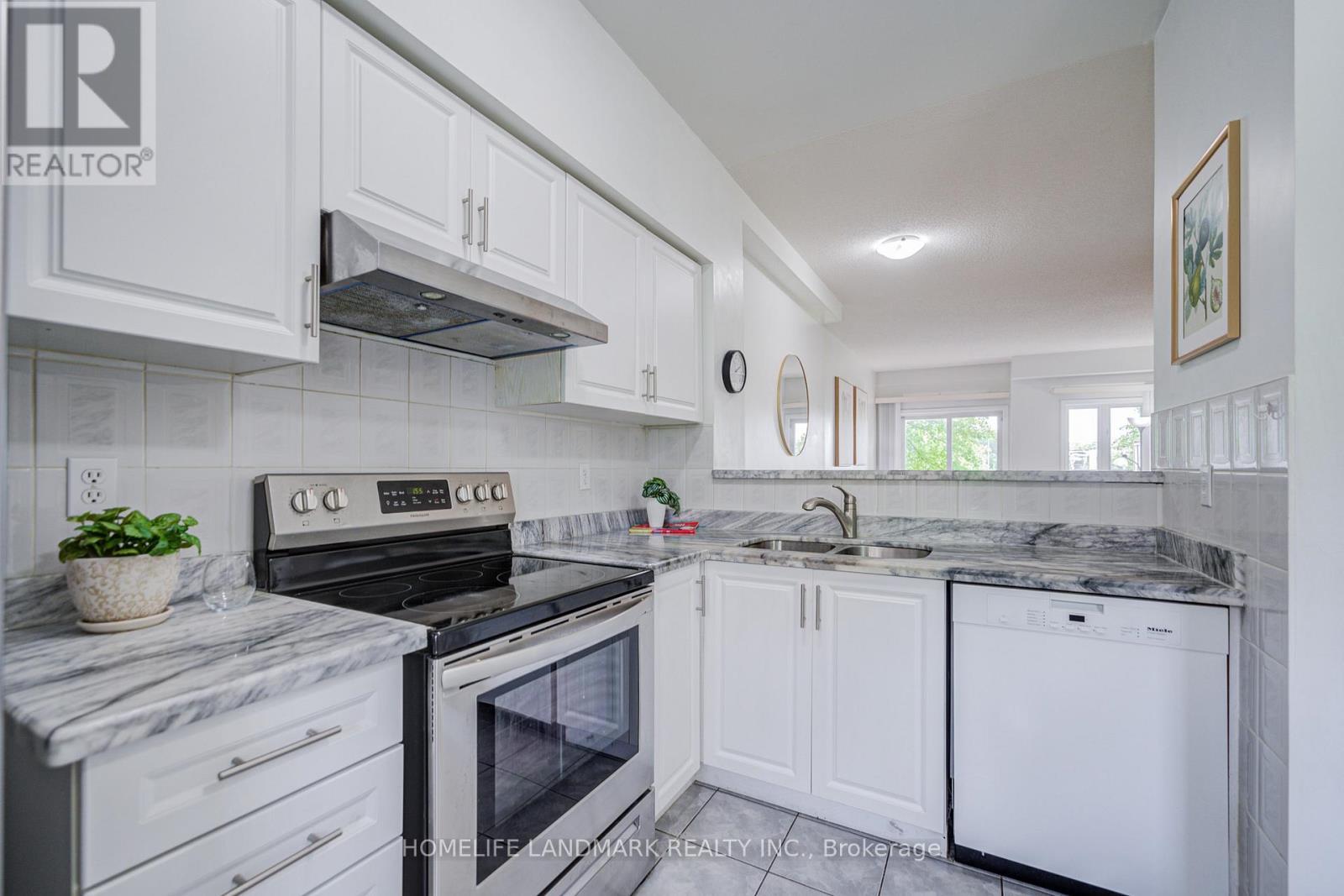 6 - 10 St Moritz Way, Markham, ON - Indoor Photo Showing Kitchen With Double Sink