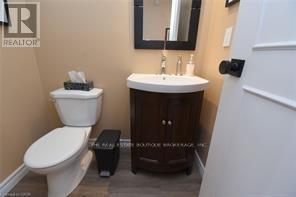 Main Floor 2 pc Powder Room - 3200 Greenbough Crescent, Burlington, ON