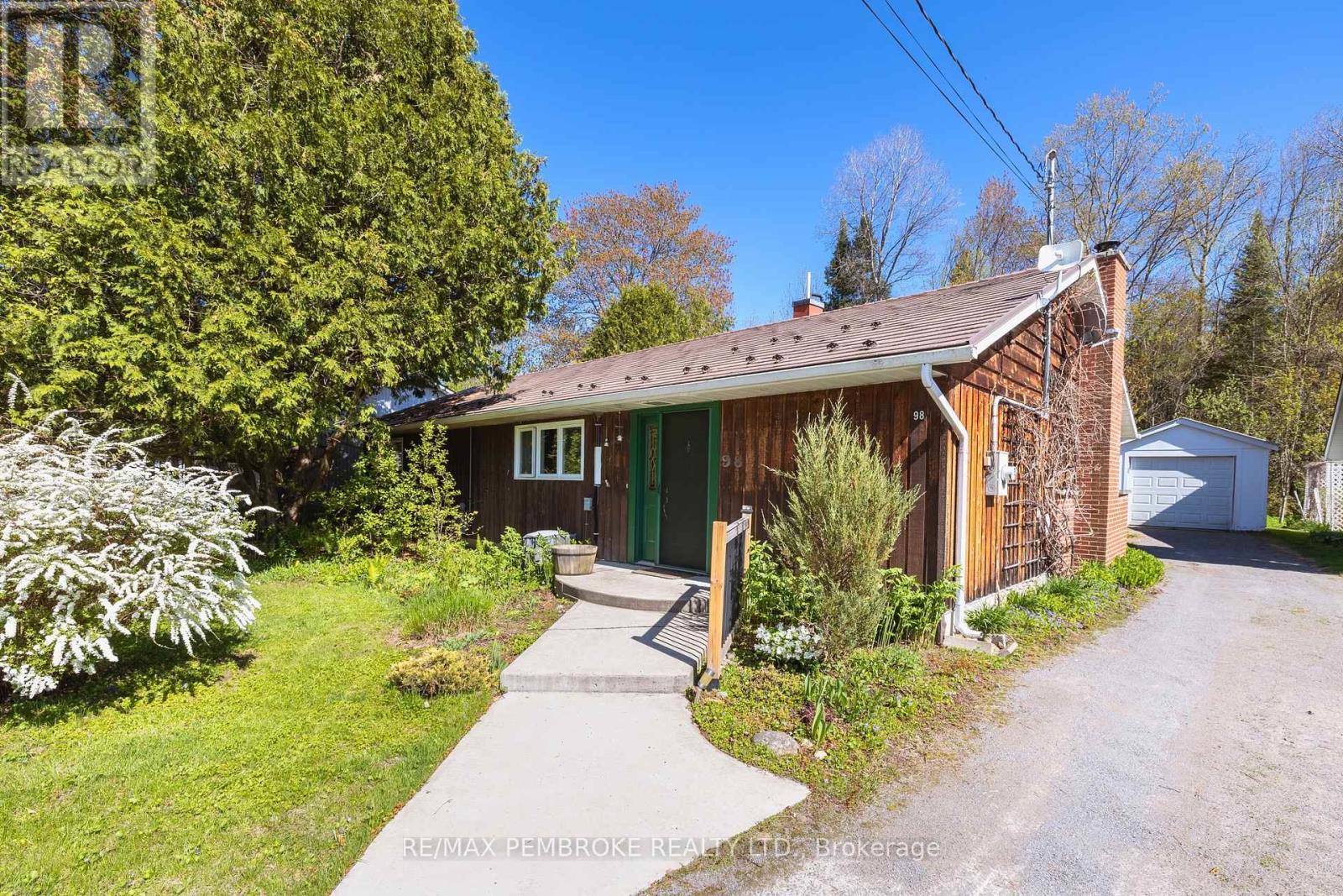 98 Glendale Avenue, Deep River, ON