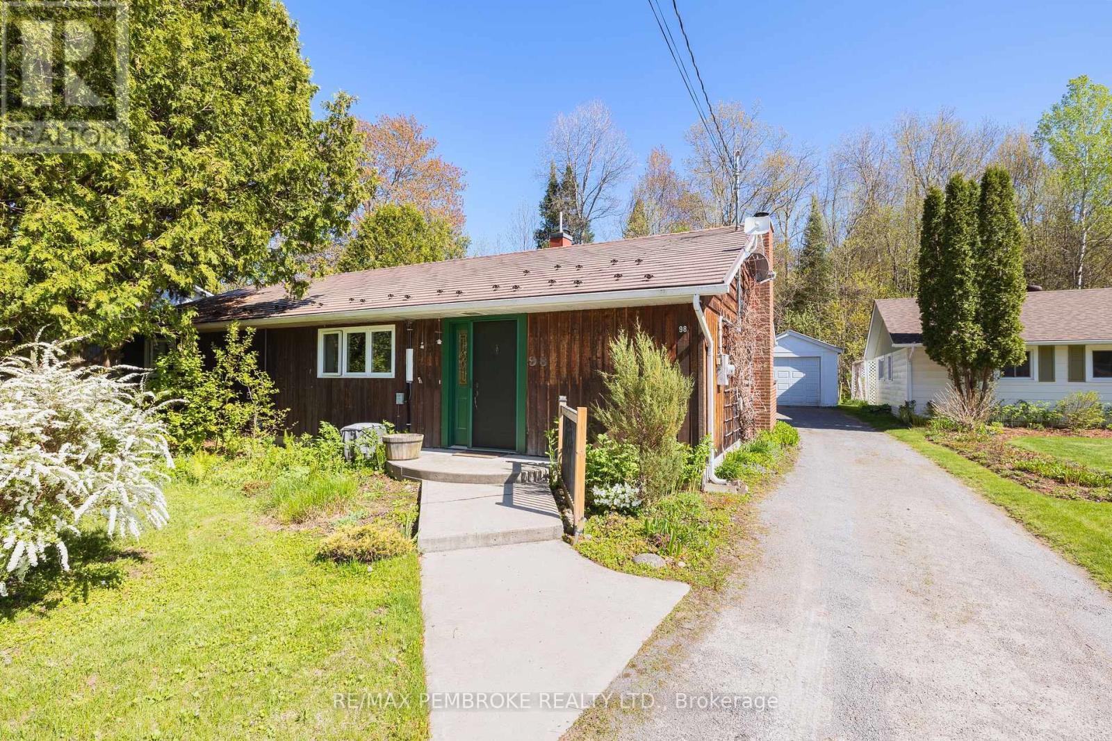 98 Glendale Avenue, Deep River, ON