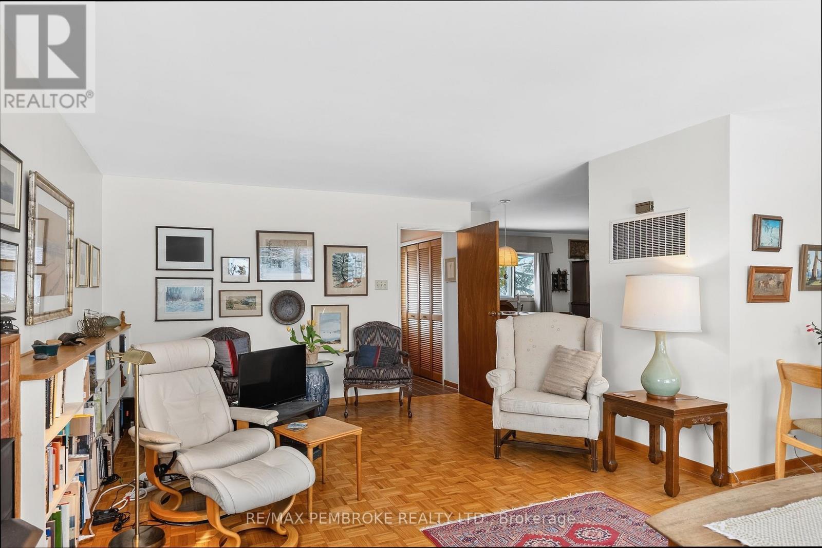 98 Glendale Avenue, Deep River, ON