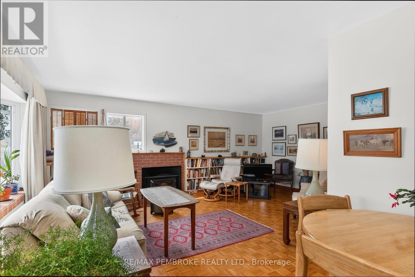 98 Glendale Avenue, Deep River, ON