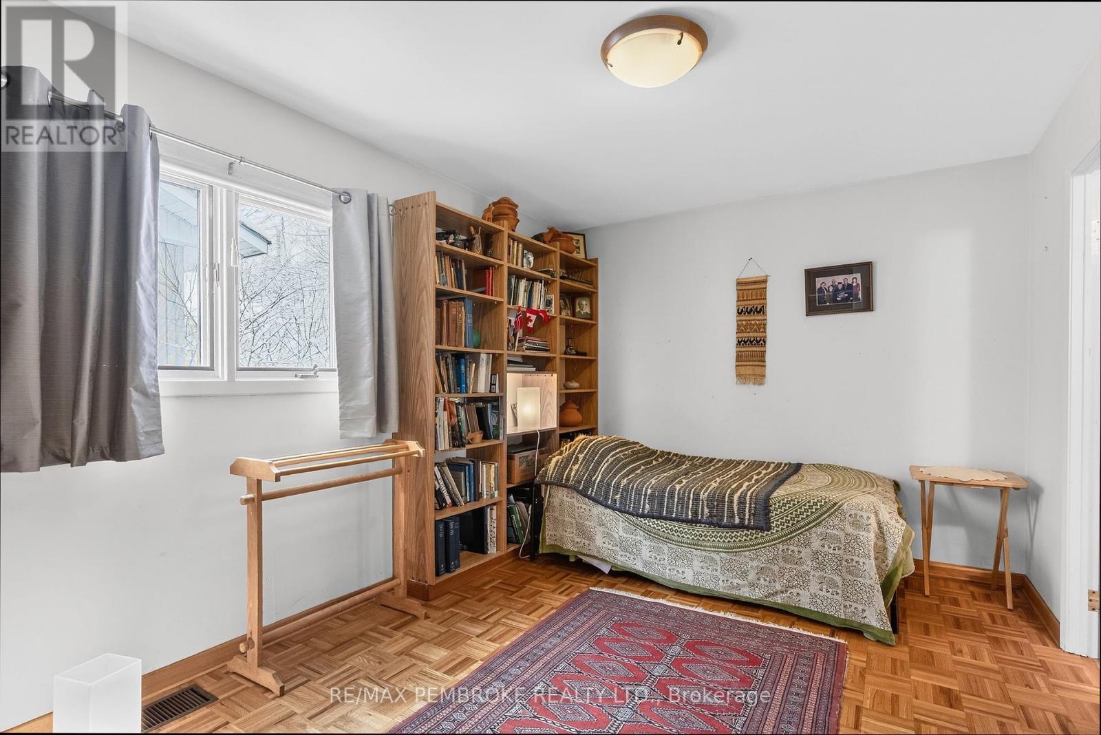 98 Glendale Avenue, Deep River, ON