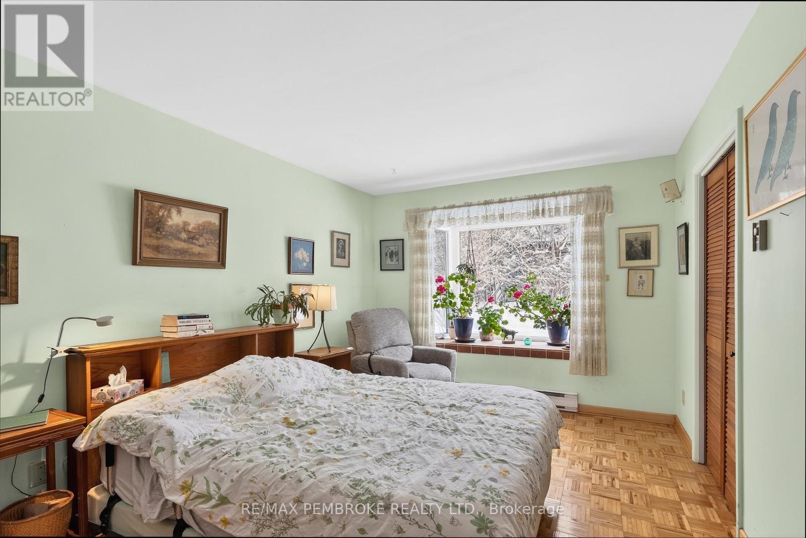 98 Glendale Avenue, Deep River, ON