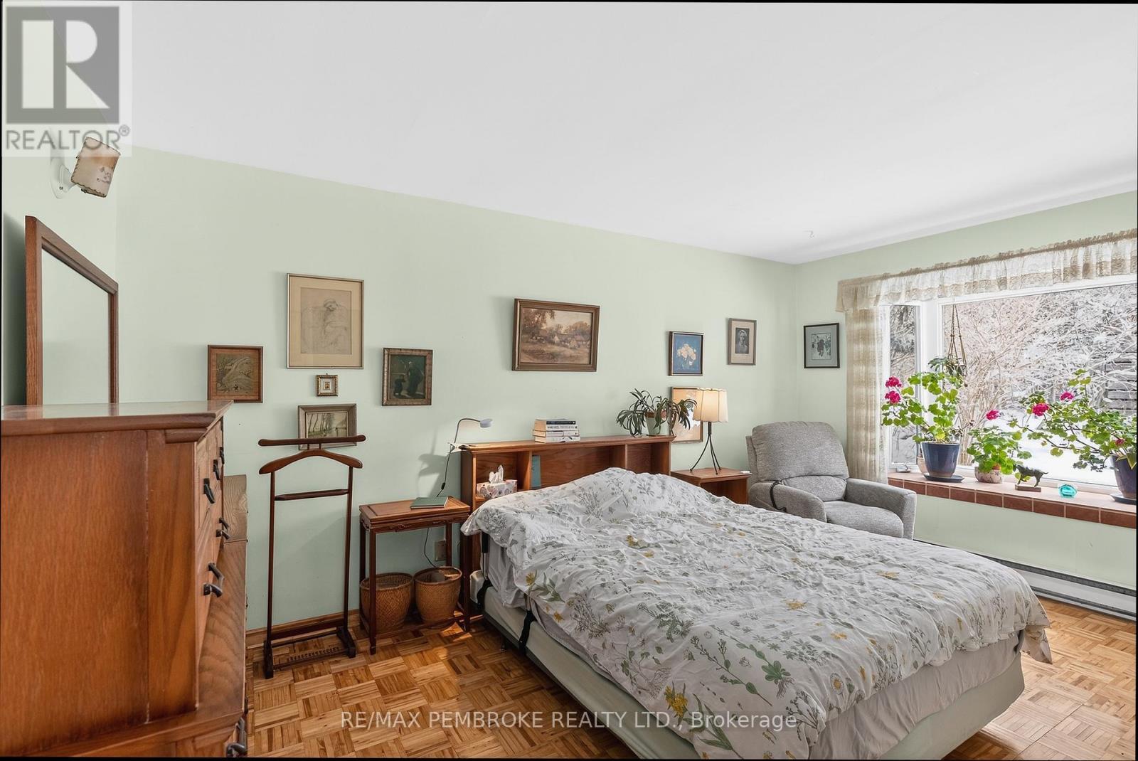 98 Glendale Avenue, Deep River, ON