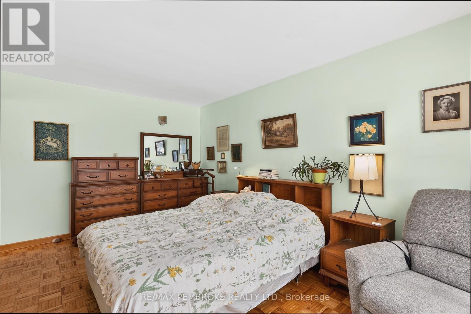 98 Glendale Avenue, Deep River, ON