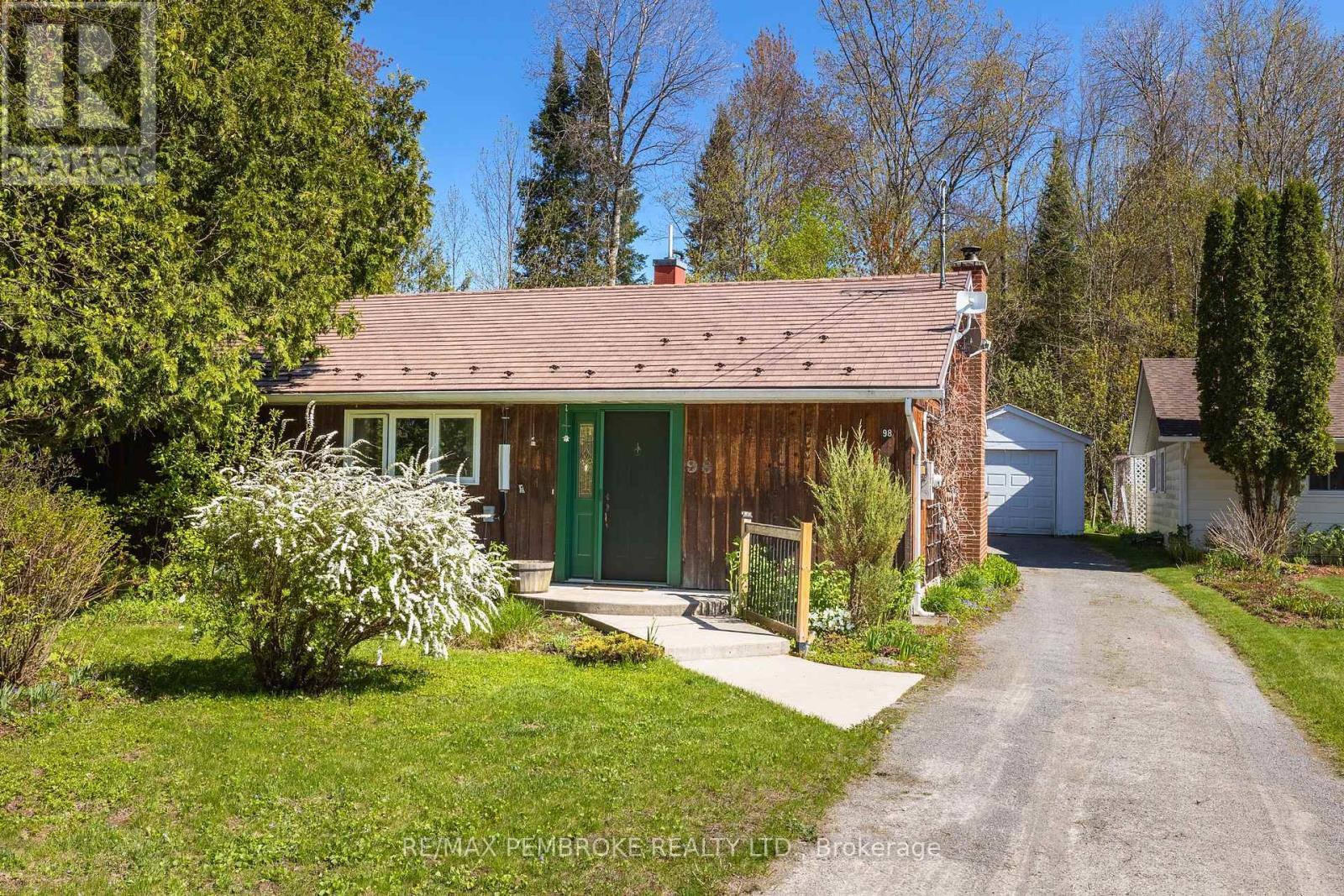 98 Glendale Avenue, Deep River, ON