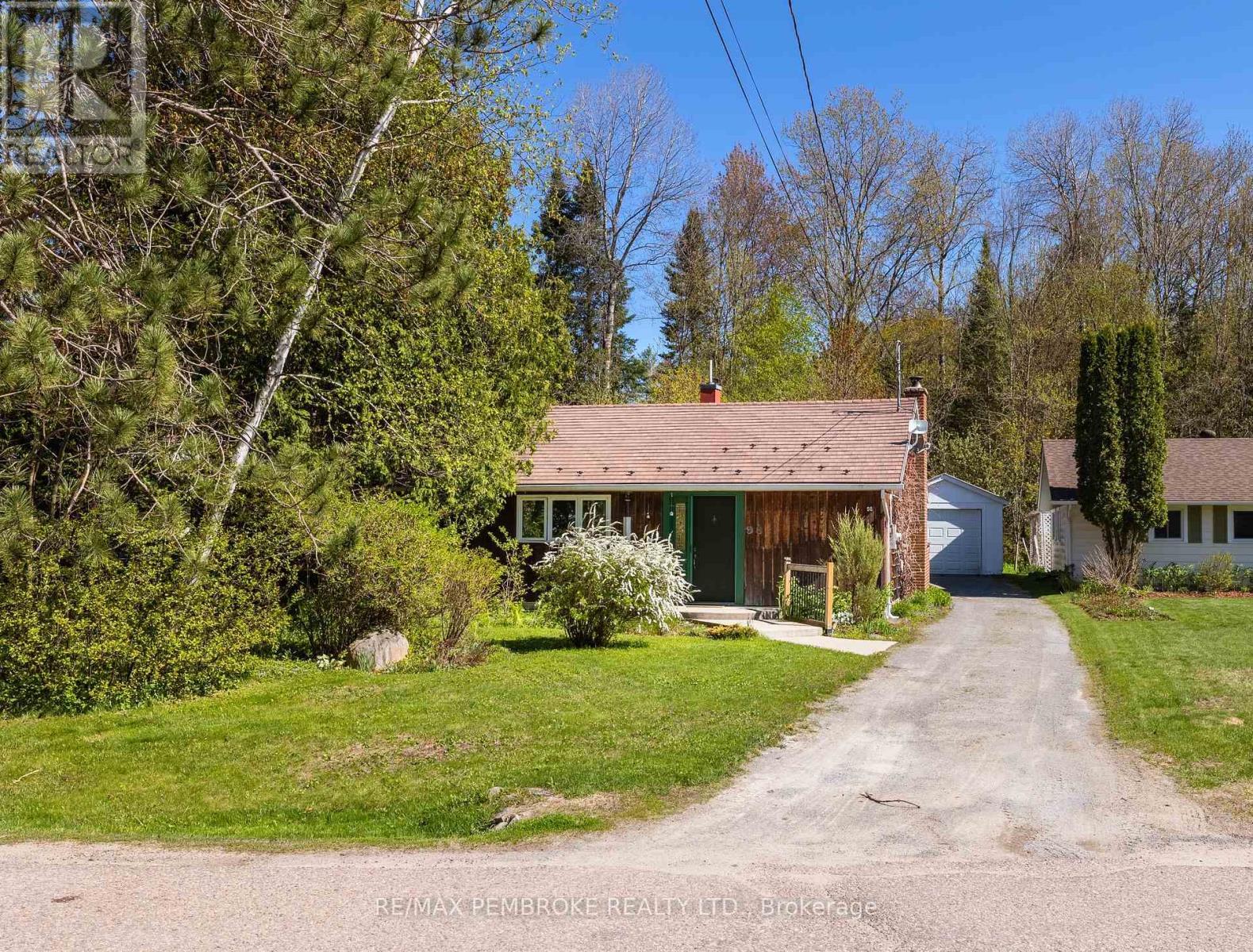 98 Glendale Avenue, Deep River, ON