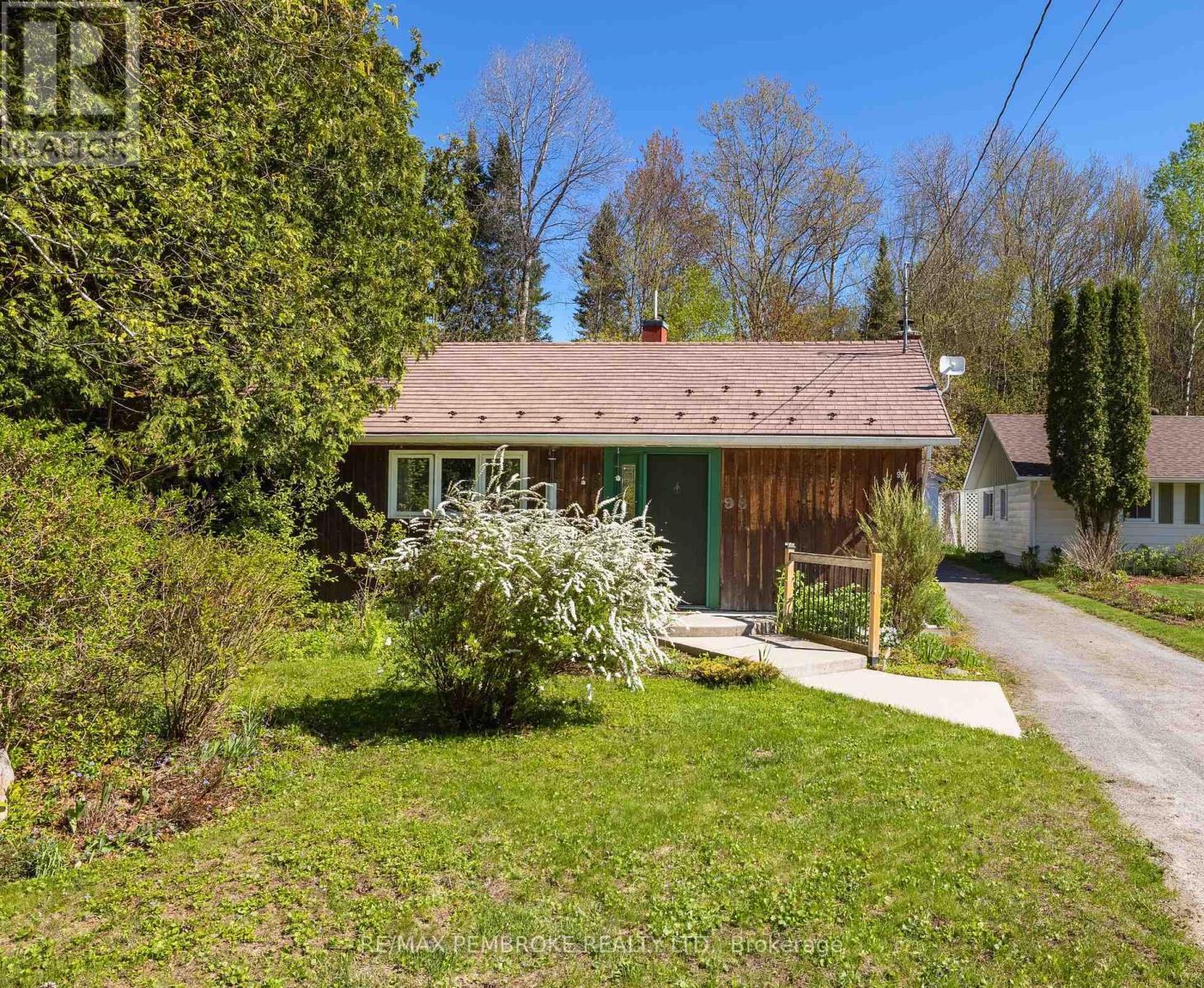 98 Glendale Avenue, Deep River, ON