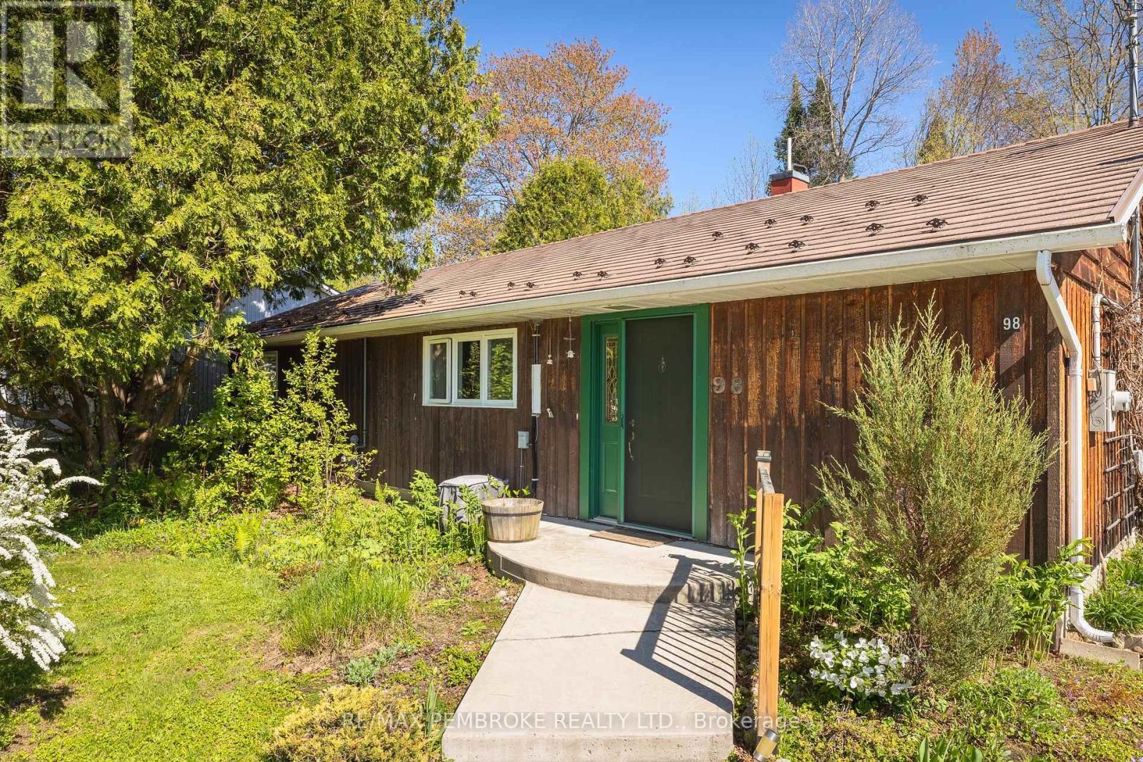 98 Glendale Avenue, Deep River, ON
