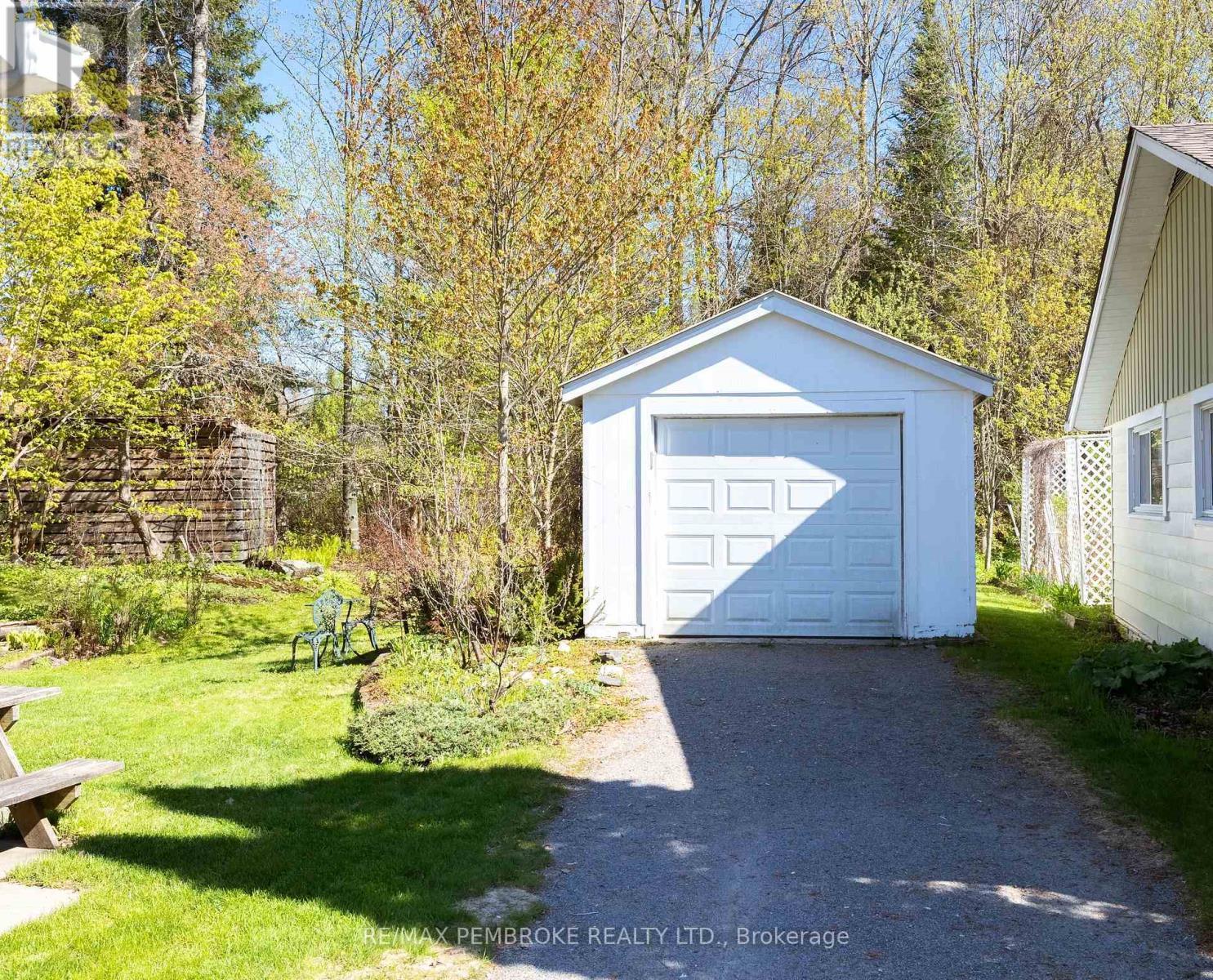 98 Glendale Avenue, Deep River, ON