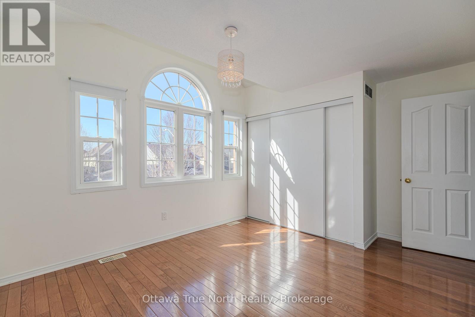 Sunny bedroom - 110 Macara Crescent, Ottawa, ON