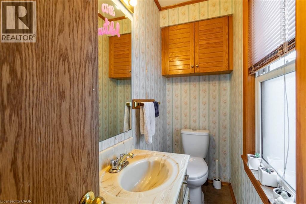 Bathroom with a single basin vanity featuring a polished chrome faucet - 17 Thorndale Street N, Hamilton, ON