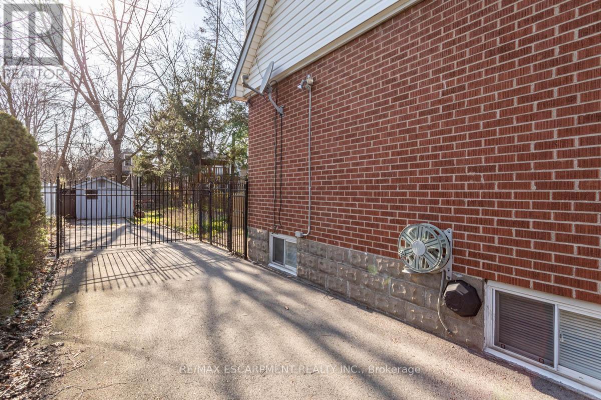 17 Thorndale Street N, Hamilton, ON