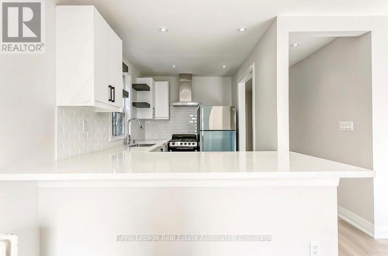 2 - 237 Lakeshore Road E, Mississauga, ON