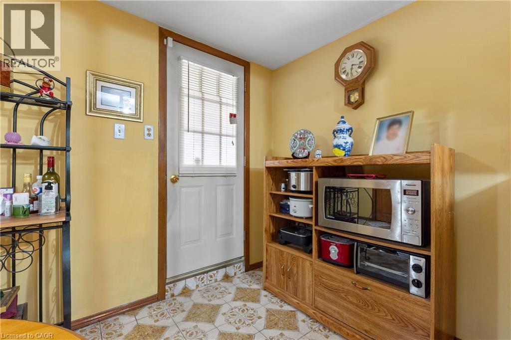 White paneled door with integrated blinds. - 202 Ray Street N, Hamilton, ON - Indoor Photo Showing Other Room