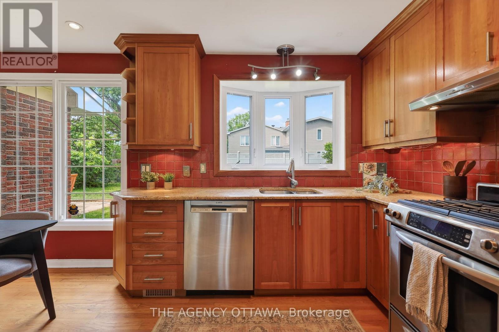 Thoughtfully designed kitchen with ample storage - 1681 Amberdale Crescent, Ottawa, ON