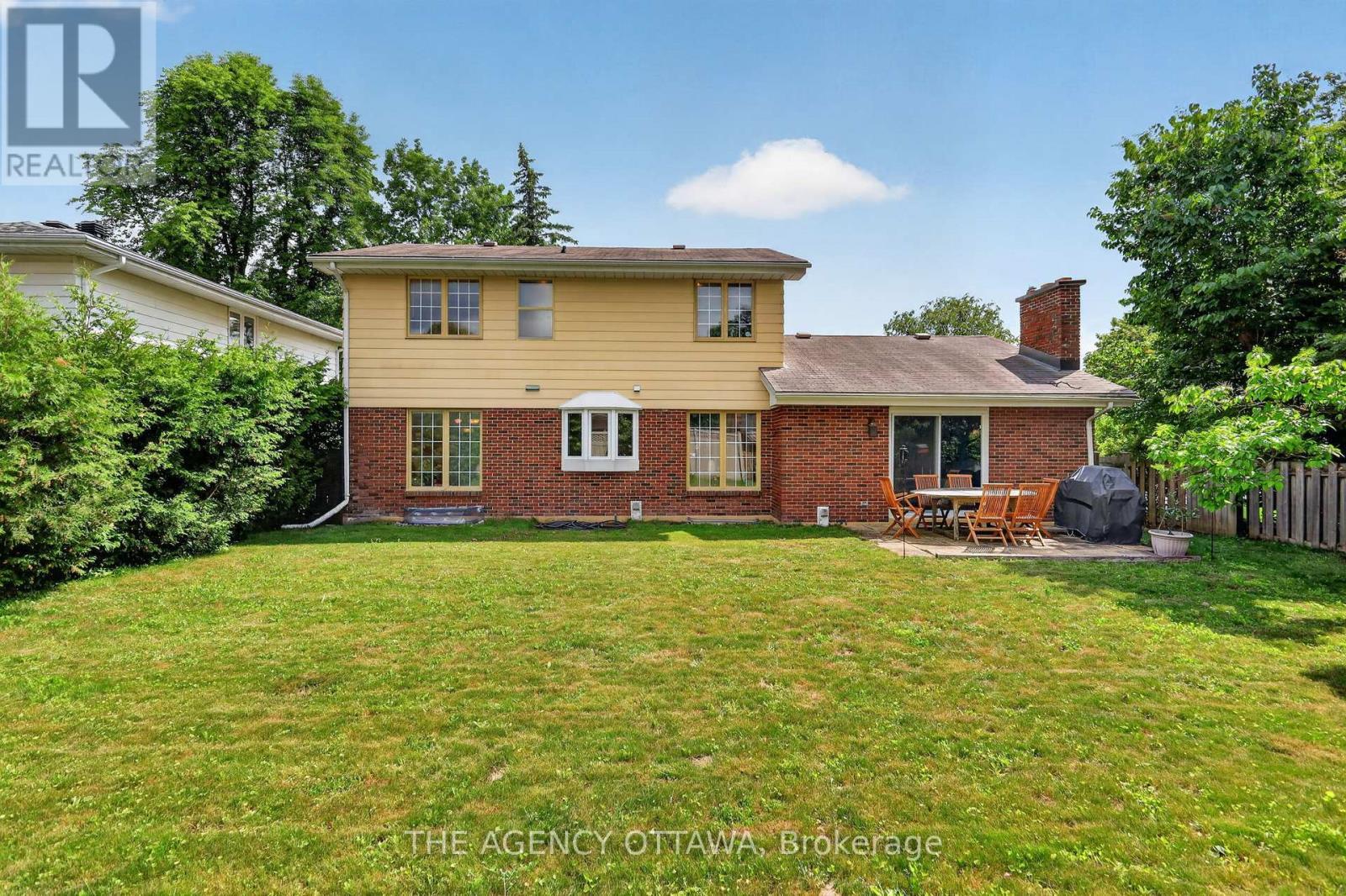 Expansive backyard with room to entertain - 1681 Amberdale Crescent, Ottawa, ON