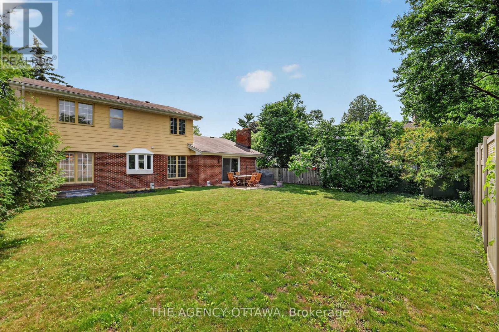 Southwest-facing yard with all-day sun - 1681 Amberdale Crescent, Ottawa, ON