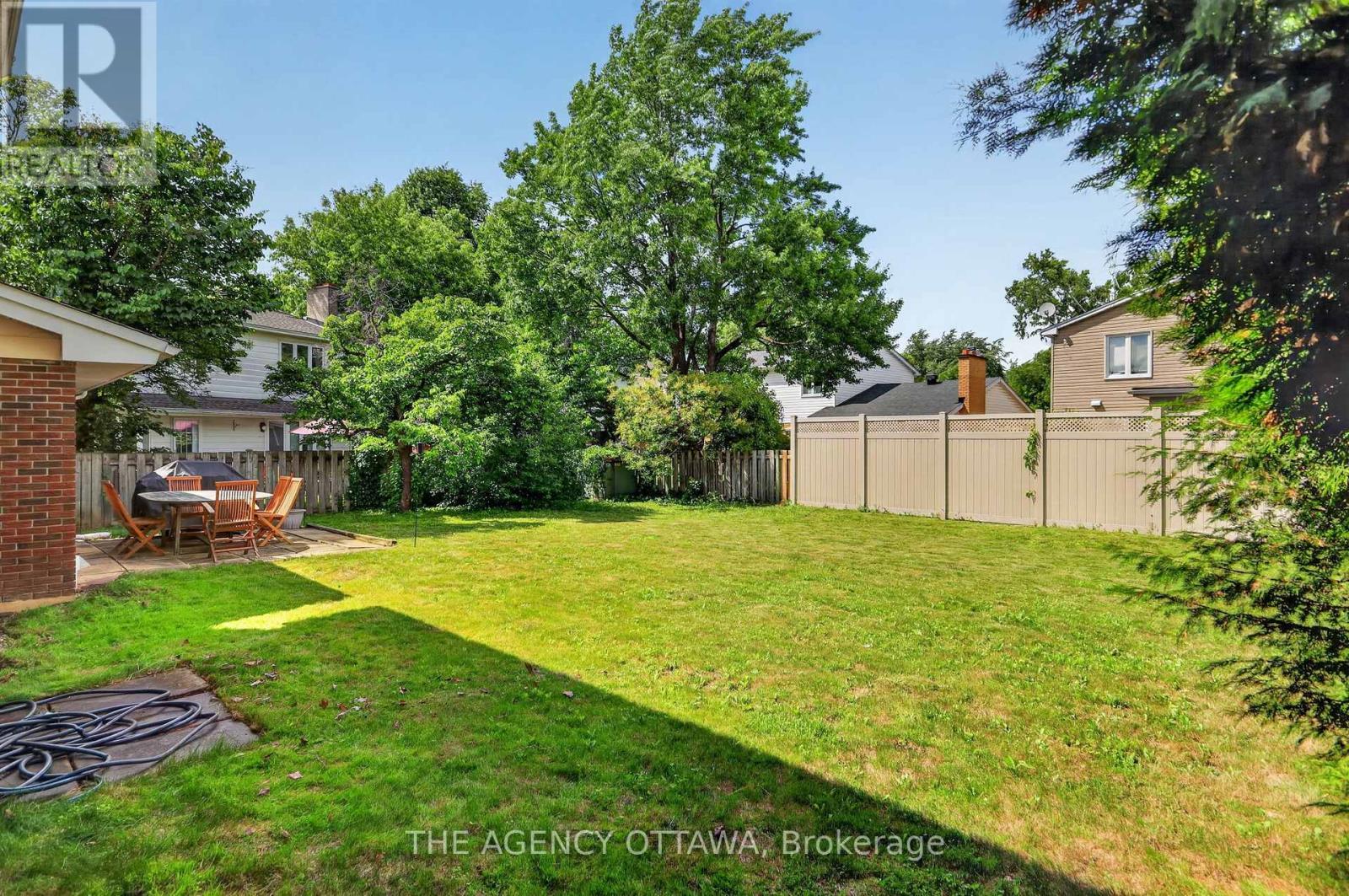 Mature trees create a private outdoor retreat - 1681 Amberdale Crescent, Ottawa, ON