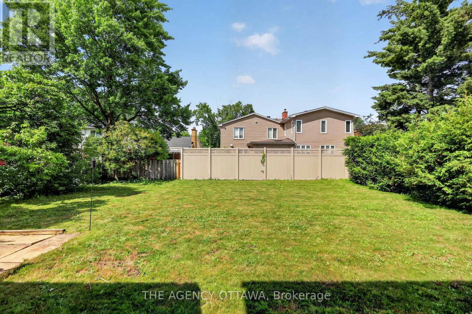 Plenty of space for play, gardening or relaxing - 1681 Amberdale Crescent, Ottawa, ON