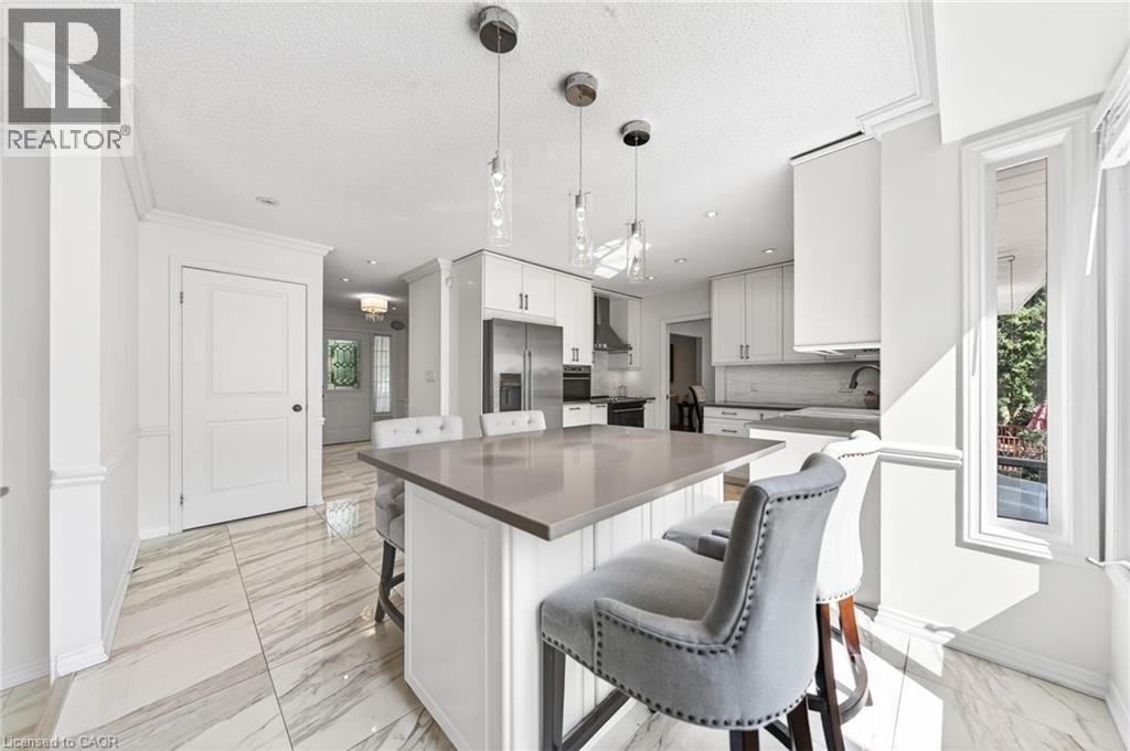 5 Mays Crescent, Waterdown, ON