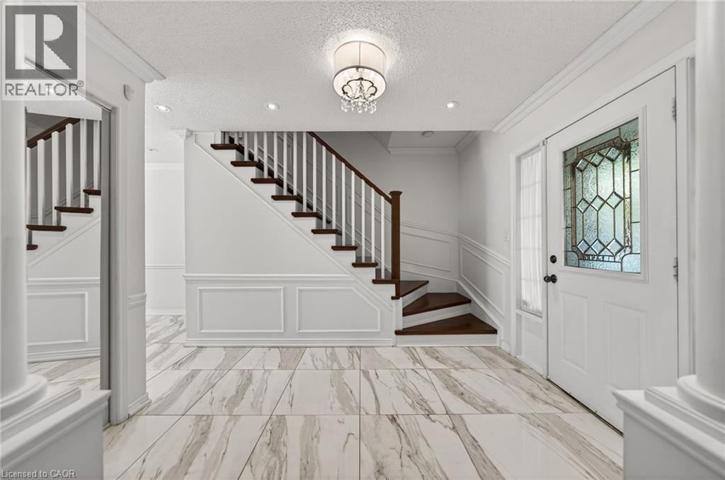 5 Mays Crescent, Waterdown, ON