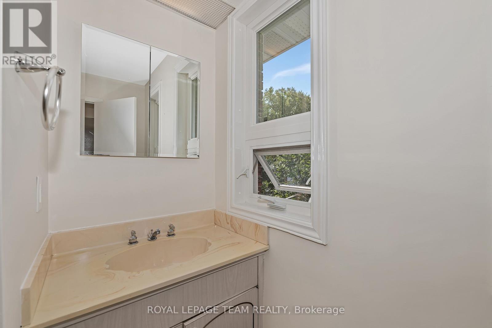1825 Yale Avenue, Ottawa, ON