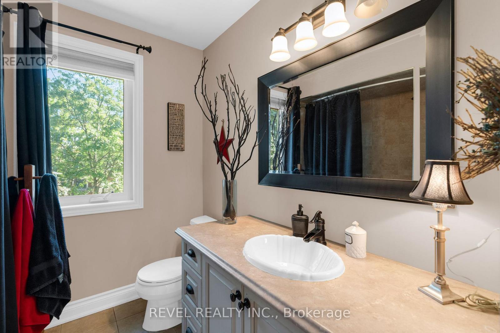 4 Pc Main Bath - 33 Falling Brook Drive, Barrie, ON