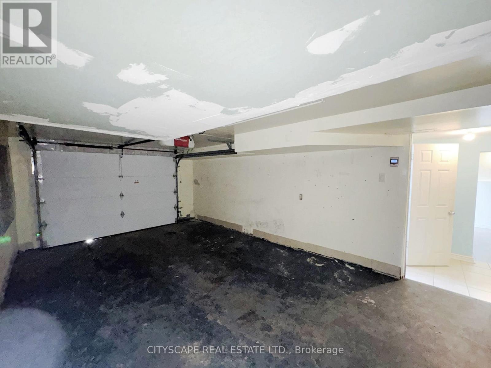 Garage - 3720 Brandon Gate Drive, Mississauga, ON