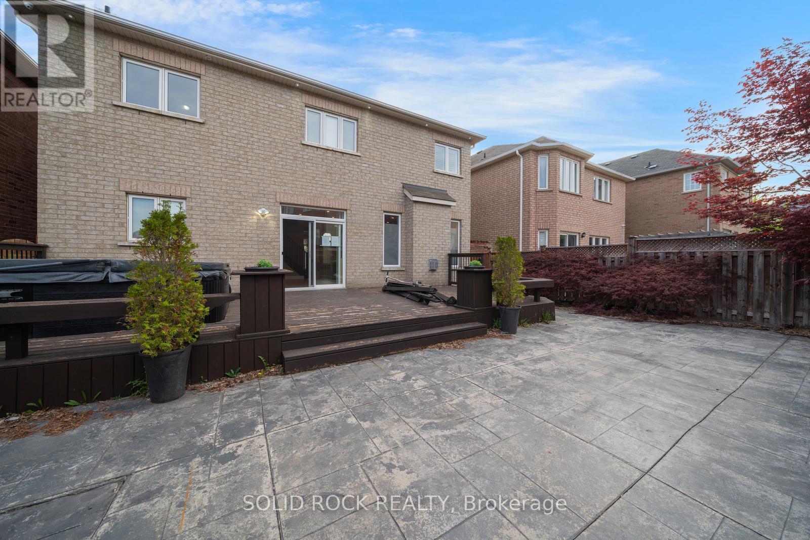 Deck leading to stamped concrete patio - 32 Albert Roffey Crescent, Markham, ON