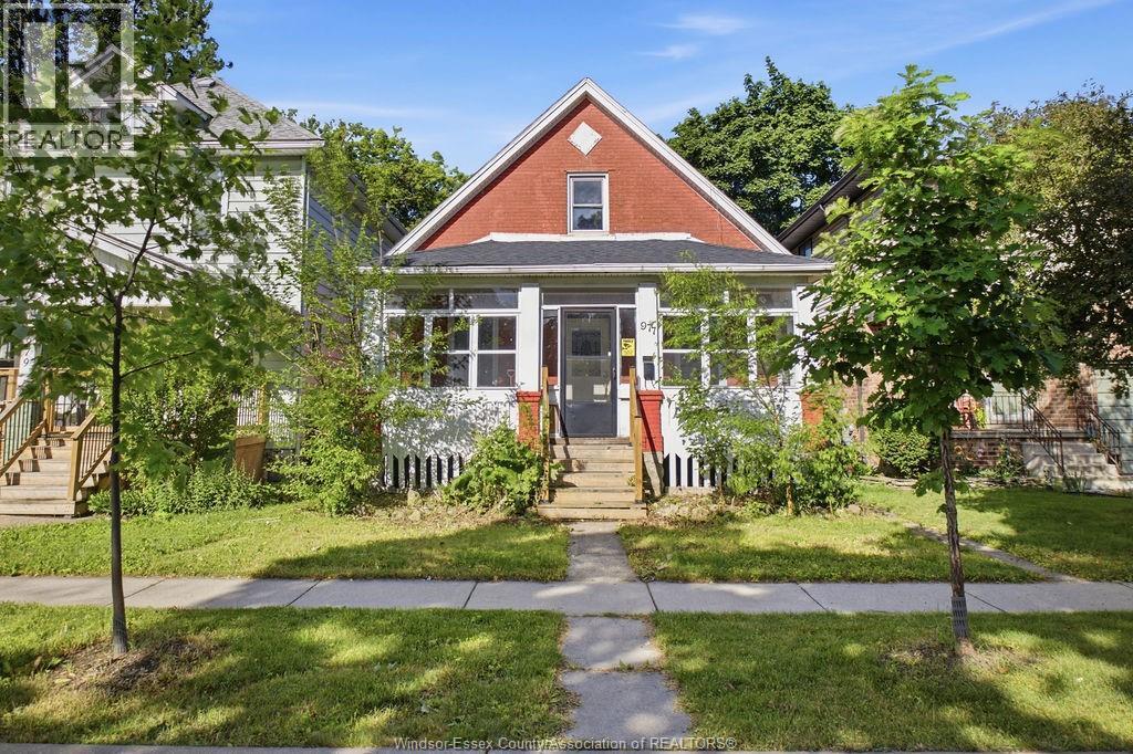 977 Gladstone, Windsor, ON