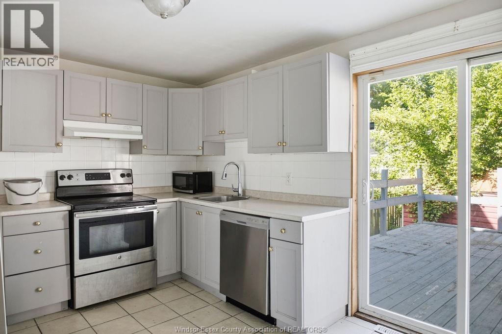 977 Gladstone, Windsor, ON