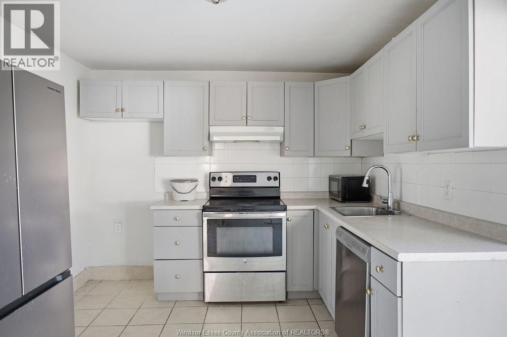 977 Gladstone, Windsor, ON