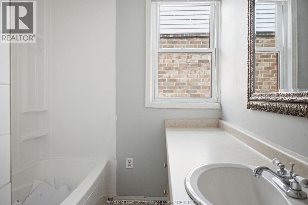 977 Gladstone, Windsor, ON