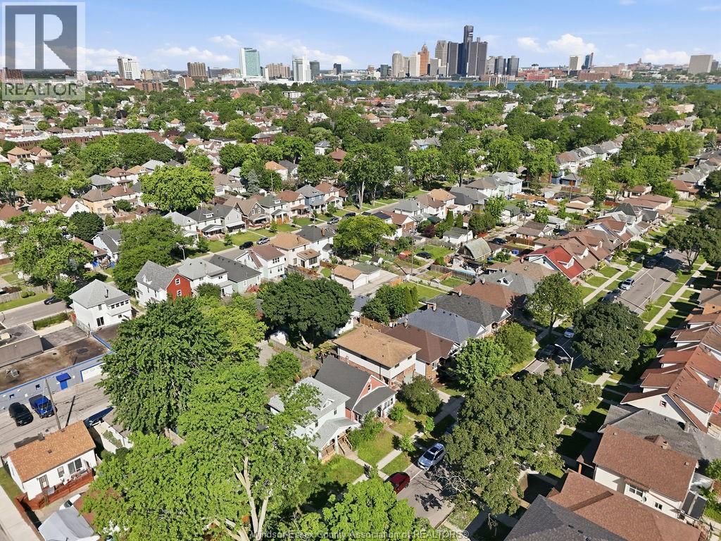 977 Gladstone, Windsor, ON