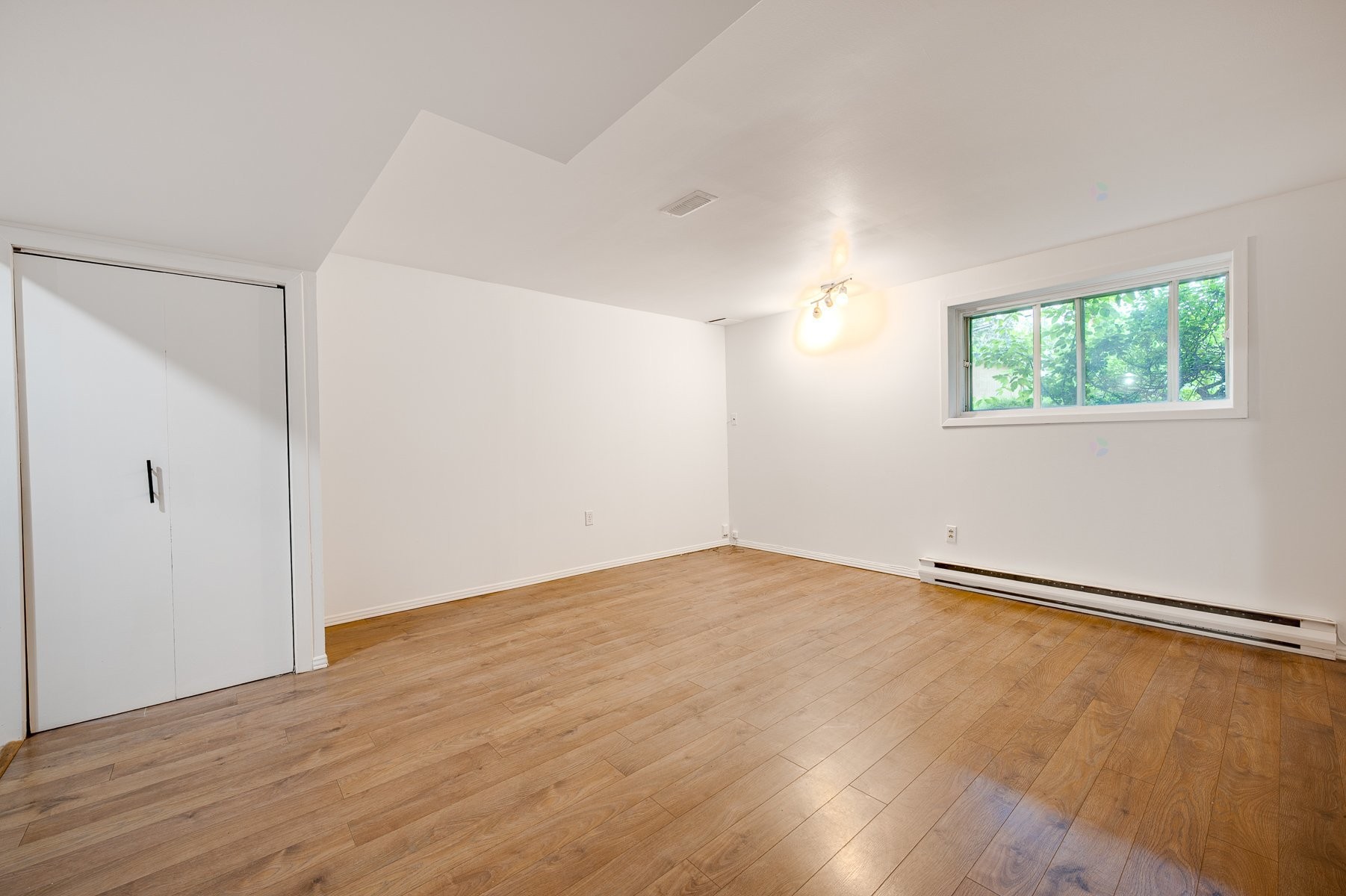Salon - 52 Av. De La Promenade, Saint-Sauveur, QC