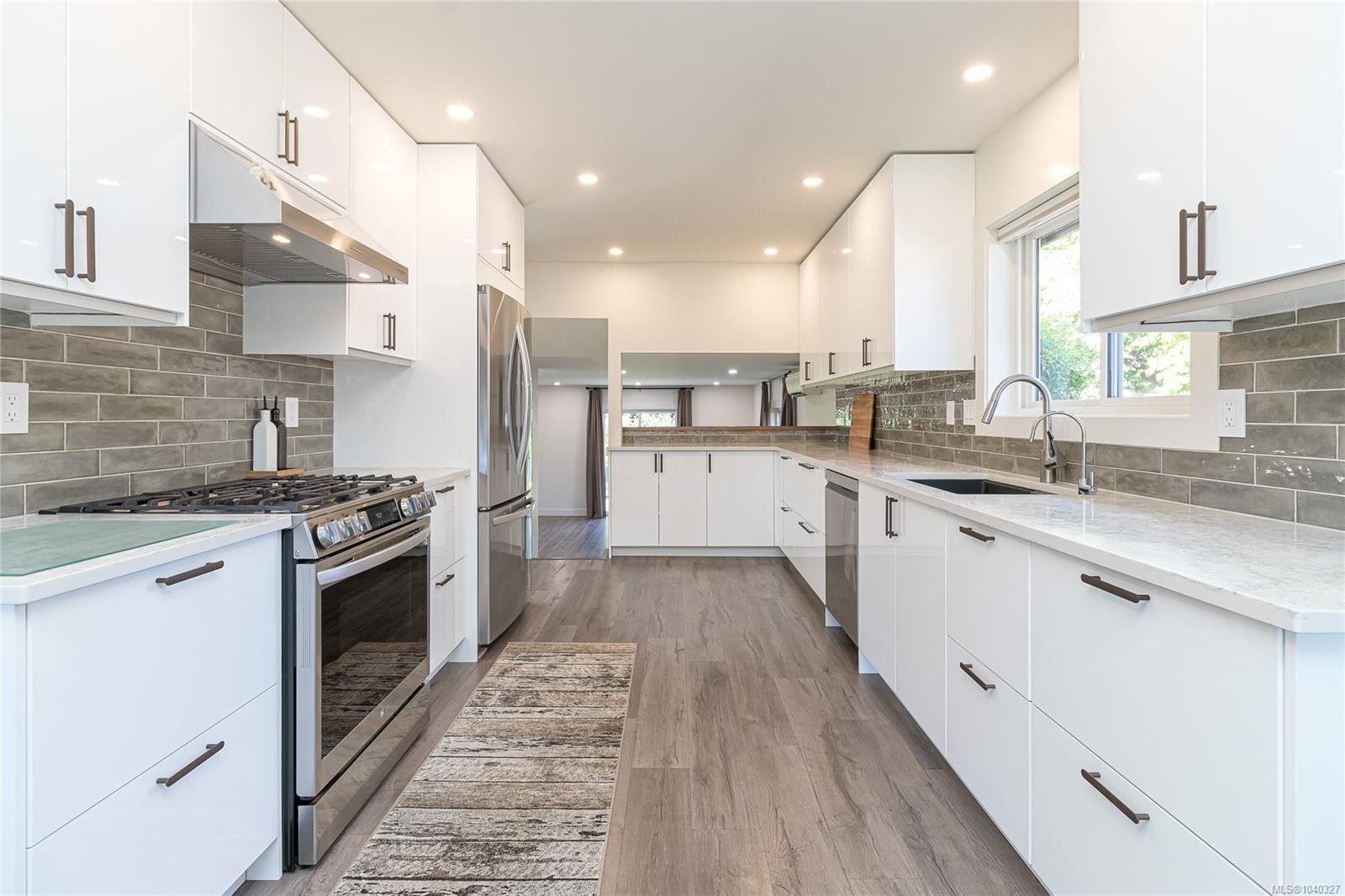 763 Viaduct Ave East, Saanich, BC