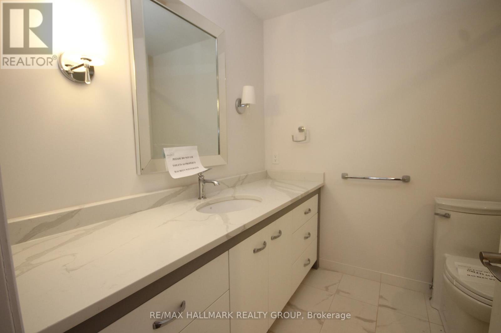 Ensuite bath - 204 Dunbarton Court, Ottawa, ON