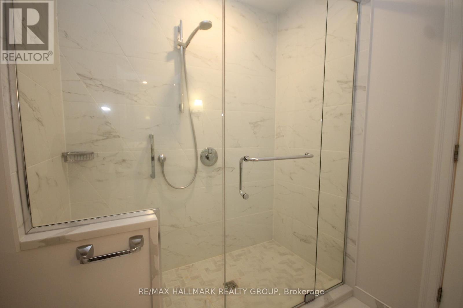 Ensuite bath - 204 Dunbarton Court, Ottawa, ON