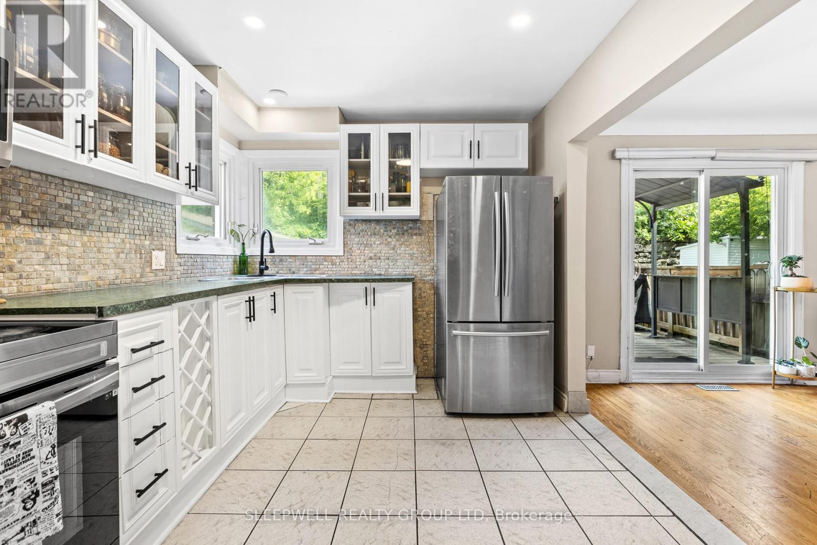 1486 Lepage Avenue, Ottawa, ON - Indoor Photo Showing Kitchen With Upgraded Kitchen