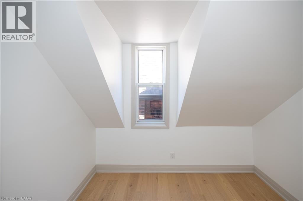 213 Rosslyn Avenue N, Hamilton, ON